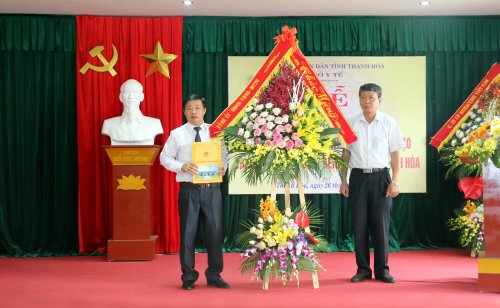B&igrave;a 1.LANH DAO SO NOI VU TRAO QD THANH LAP trung t&acirc;m Kiểm so&aacute;t bệnh tật tỉnh Thanh H&oacute;a cho TTUT.TS Lương ngọc trương - Gi&aacute;m đốc trung t&acirc;m.JPG