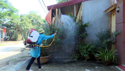 2. Chu dong phun hoa chat pc dich tai xa Can Khe..jpg