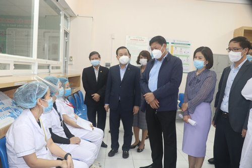 tham hoi y bac si sau tiem vac xin.jpg